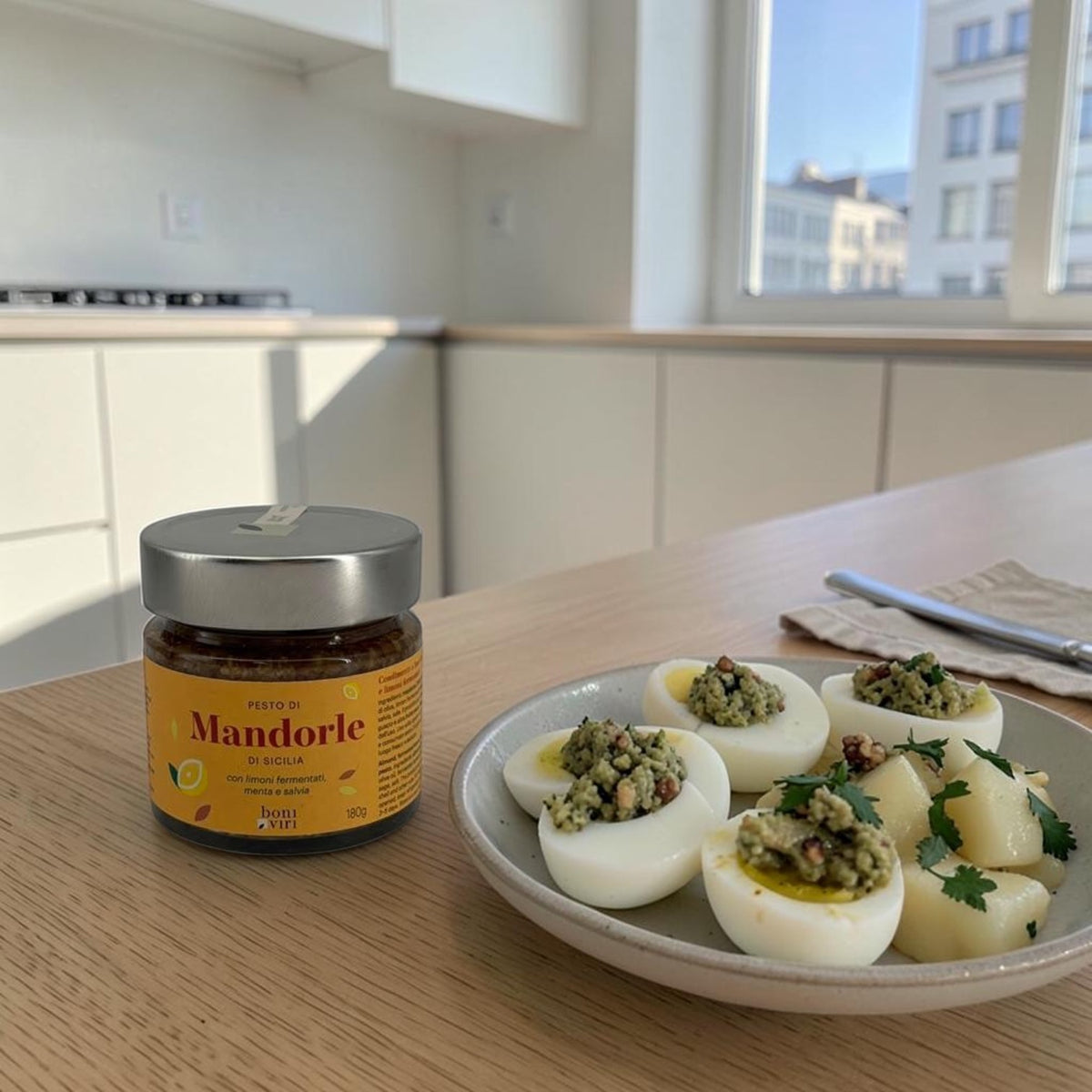 Pesto di mandorle con limoni fermentati, menta e salvia