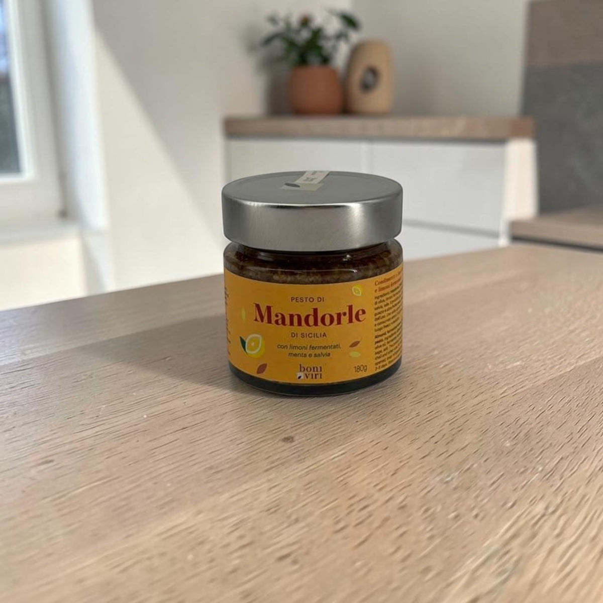 Pesto di mandorle con limoni fermentati, menta e salvia
