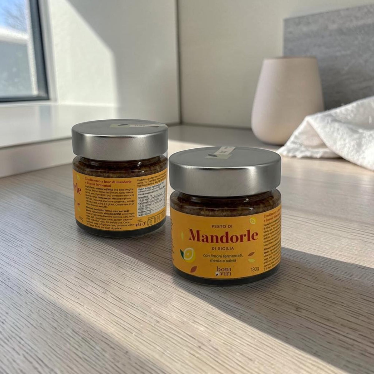 Pesto di mandorle con limoni fermentati, menta e salvia